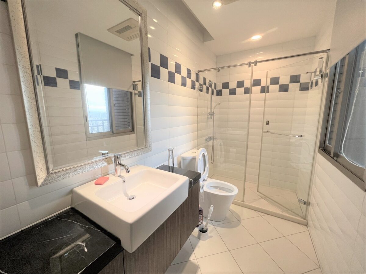 Taipei apartment rental Xinyi district bathroom view