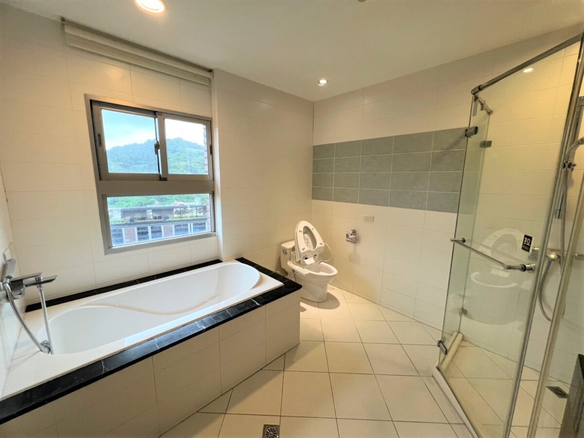 Taipei apartment rental Xinyi district bmaster bathroom
