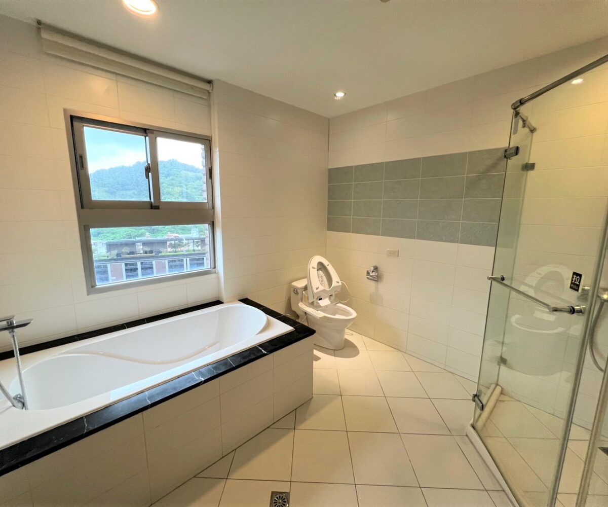 Taipei apartment rental Xinyi district bmaster bathroom