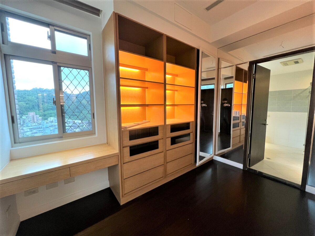 Taipei apartment rental Xinyi district wardrobe