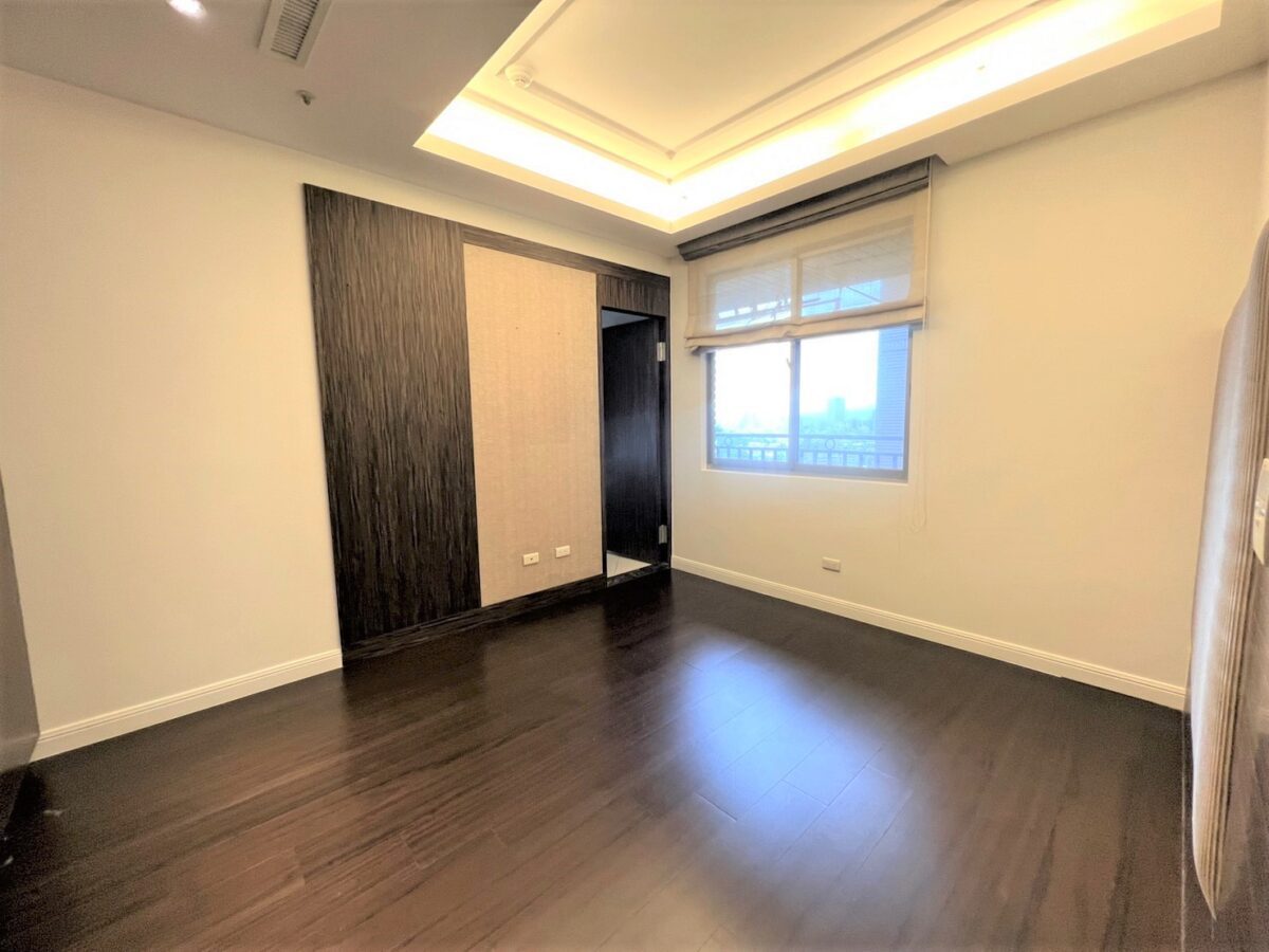 Taipei apartment rental Xinyi district wardrobe view (2)