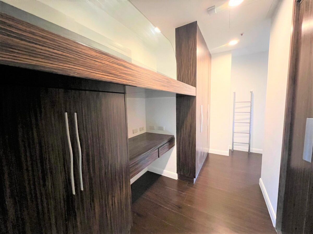 Taipei apartment rental Xinyi district wardrobe view