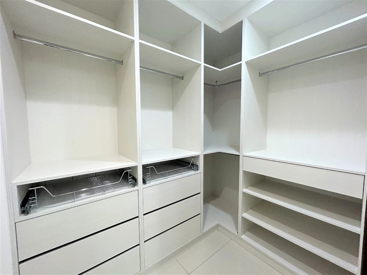 Taipei apartment rental Shilin Tianmu-master bedroom closet view