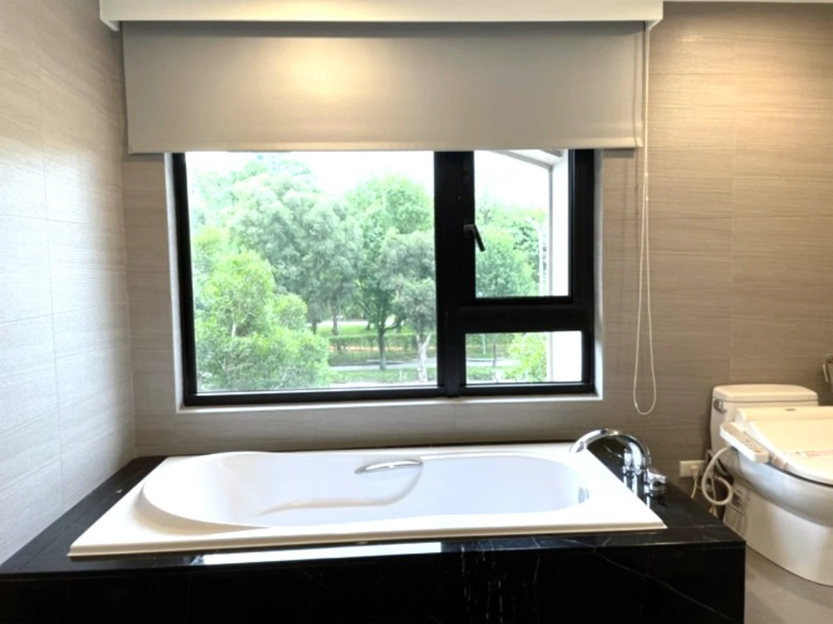 Taipei Daan Forest Park Apartment-Bathroom Tub View