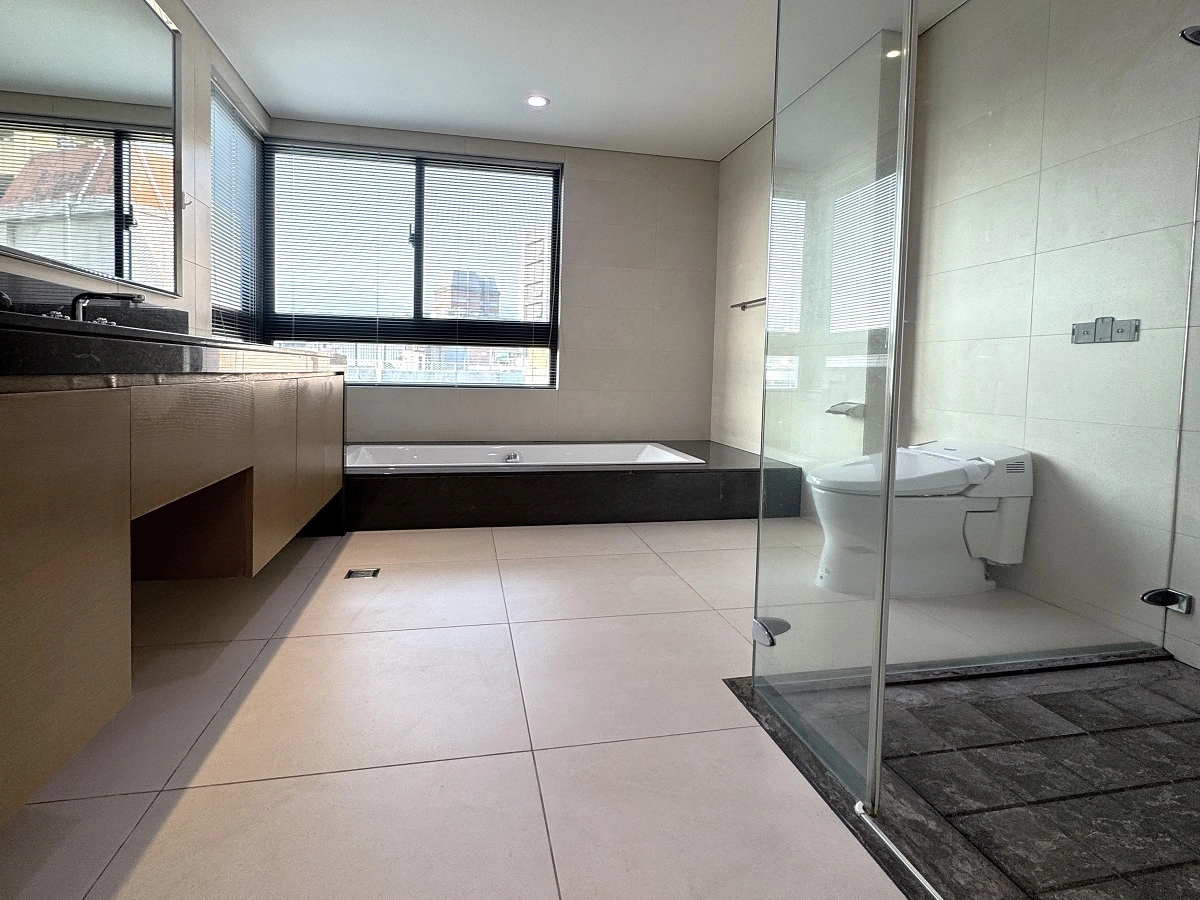 Taipei Apartment Rental-Shilin District-bathroom view