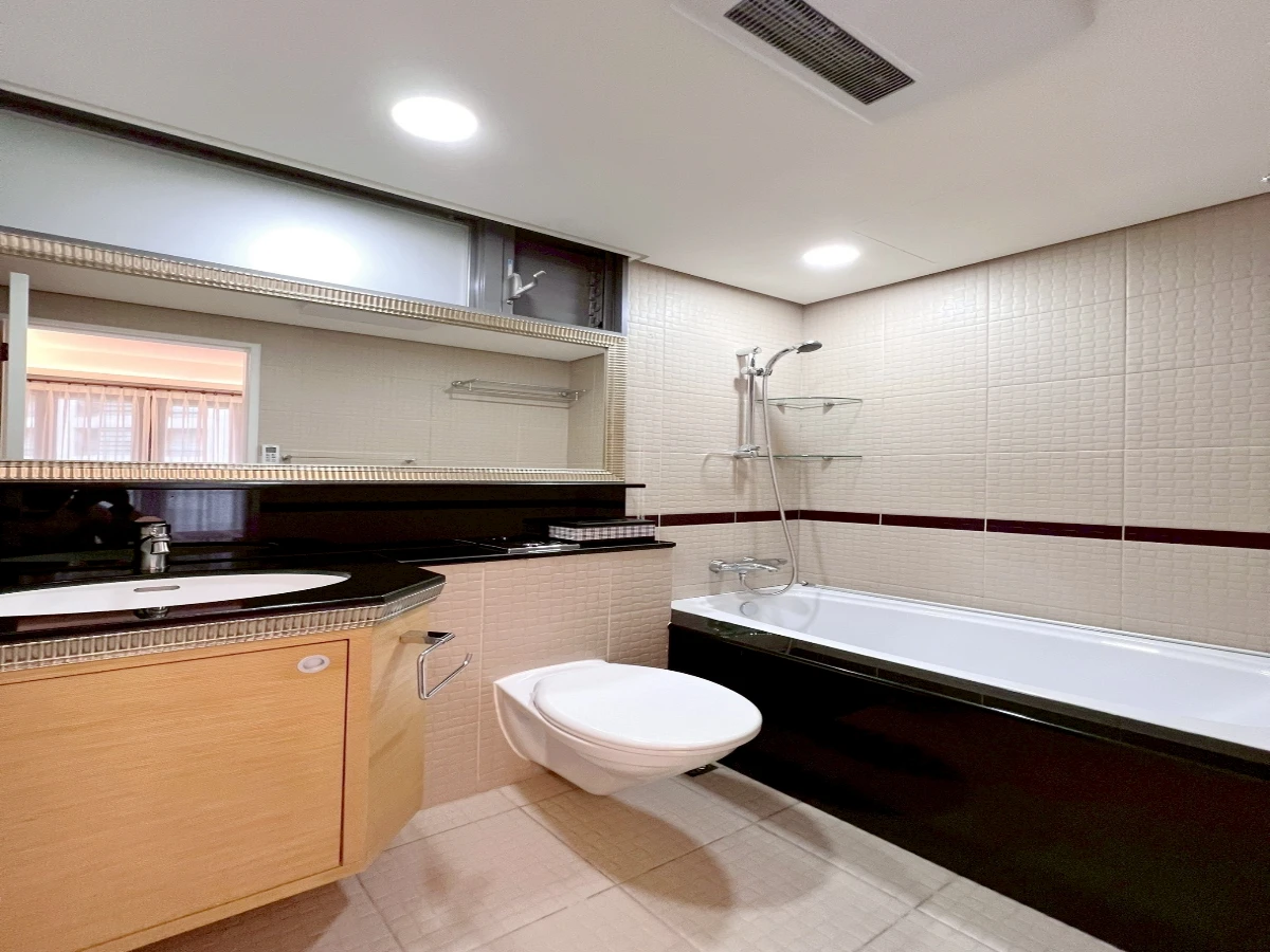 Taipei apartment rental-Shilin-bathroom view-2