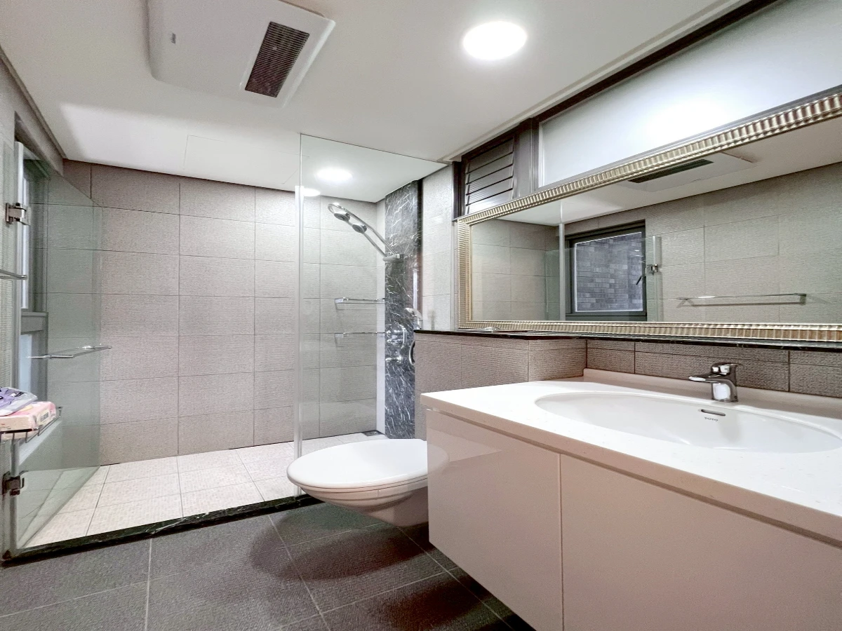 Taipei apartment rental-Shilin-bathroom view