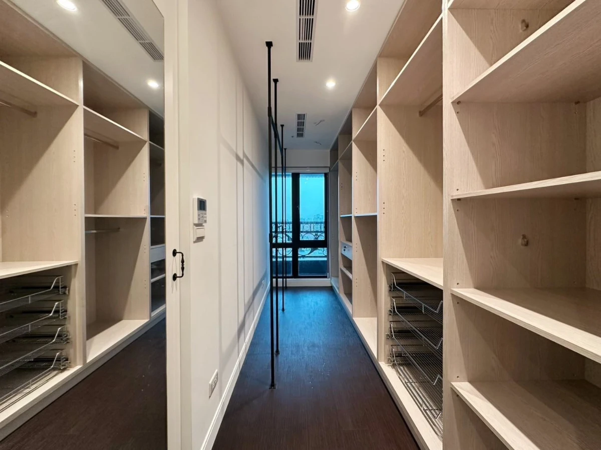 Taipei apartment rental- wardrobe room view