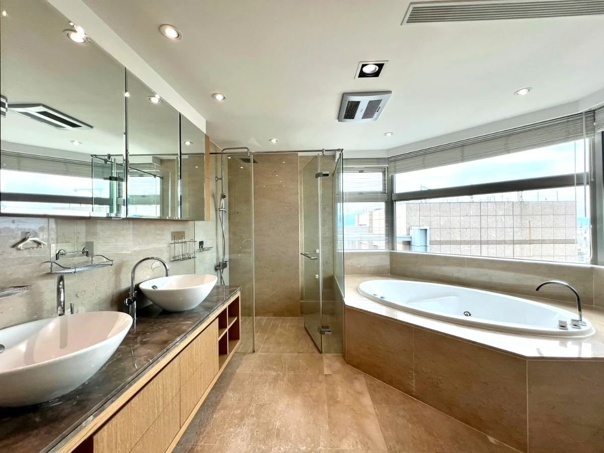 Taipei apartment rental-bathroom bath tub